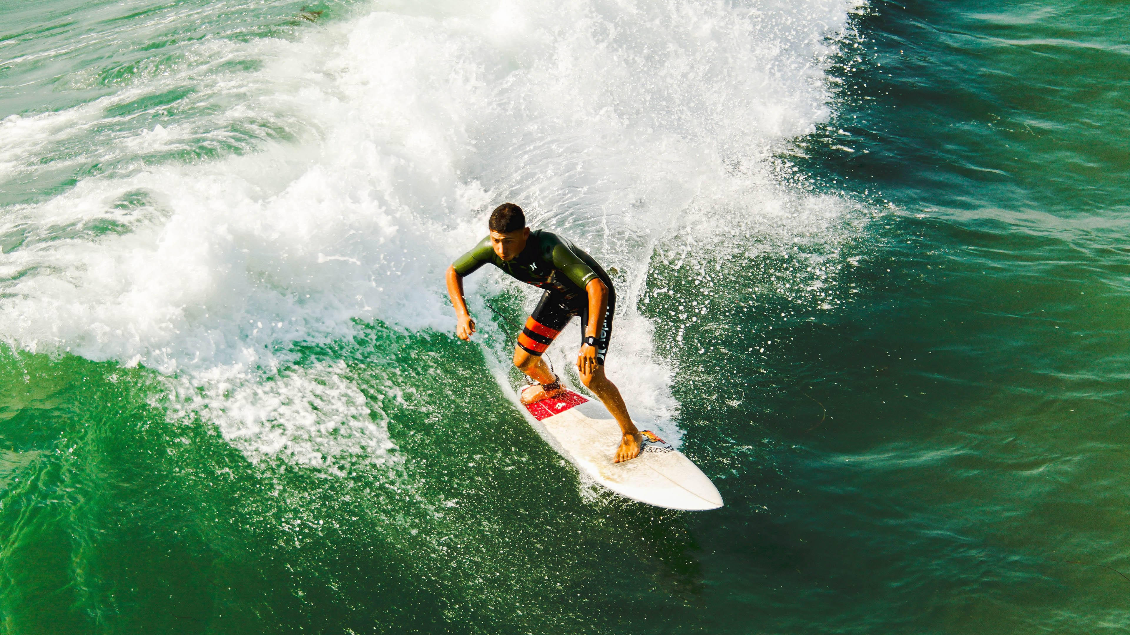 “亚戈·卡尔曼的高效进攻与防守技巧,推动美洲狮队向冠军迈进”